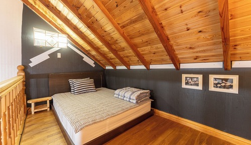 Room (S01)