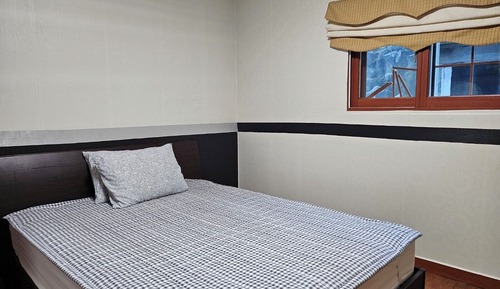 Room (S06)