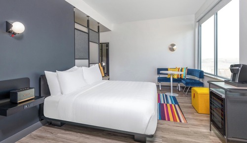 Room, 1 King Bed, Mountain View
