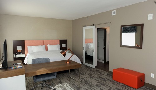 Studio, 1 King Bed, Refrigerator & Microwave (Wet Bar)