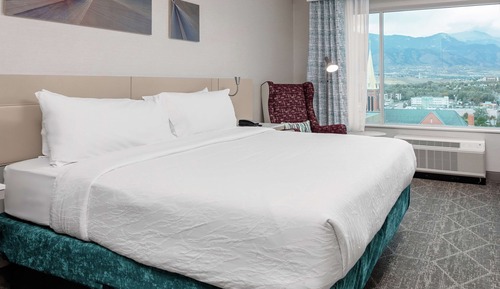 Room, 1 King Bed, Accessible, Mountain View (Hearing)