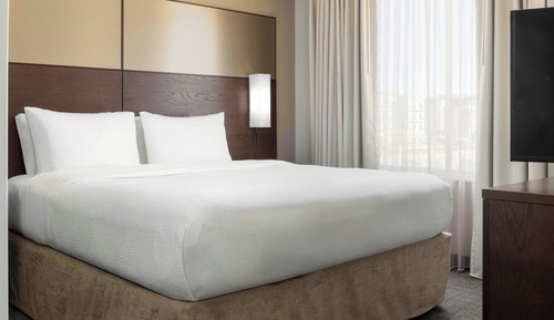 Studio Suite, 1 King Bed with Sofa bed (Hearing Accessible)