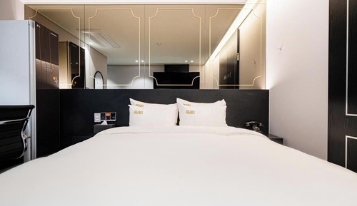Deluxe Double Room, 1 Queen Bed, Private Bathroom, City View