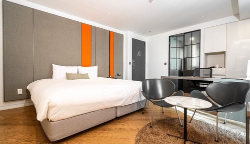 Hollywood Double with Shower (2 Single Beds Combined)