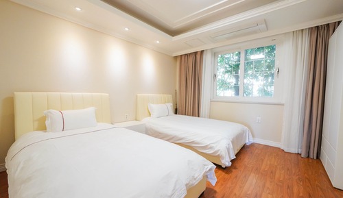 [Family Pool & Fun Package] Platinum Deluxe Family (2 Welcome Drinks, Kids Kit, 1 PM Check-In)