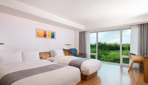 Deluxe Twin No Balcony with Mountain View (Assigned 3rd Floor)
