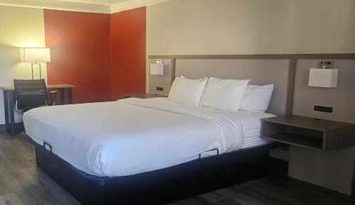 King Room with Bath Tub - Mobility Accessible/Non-Smoking