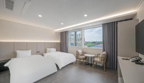Superior Twin Room with City View