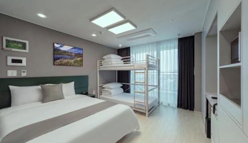 Deluxe Family Room