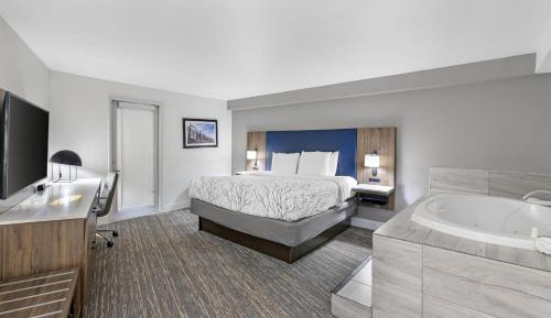 King Suite with Patio and Jetted Tub - Non-Smoking