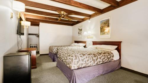 Queen Room with Two Queen Beds - Non-Smoking