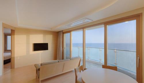 [Resort] Suite (Kitchen/Panoramic View/Bed)