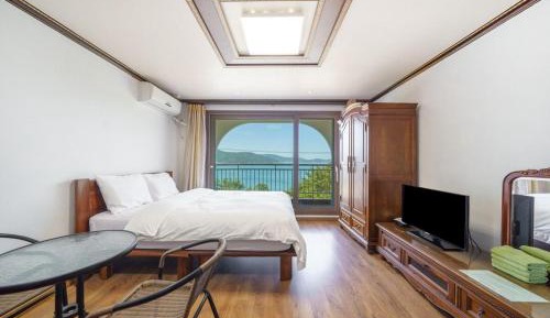 Double or Twin Room with Sea View