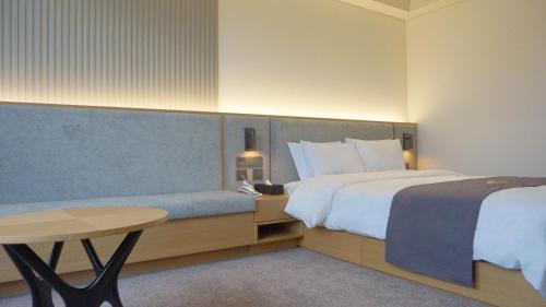 [Valentine's Day PKG] Deluxe Double Room with 1 bottle of Octavo white wine & 8 Ferrero Rocher heart shape 1 set gift, 1pm Late Check-out