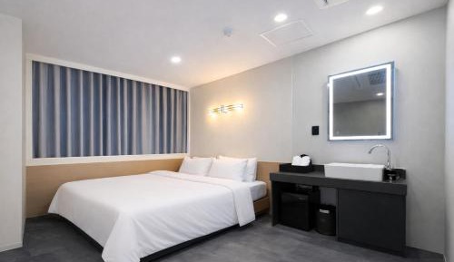 Deluxe Queen Room