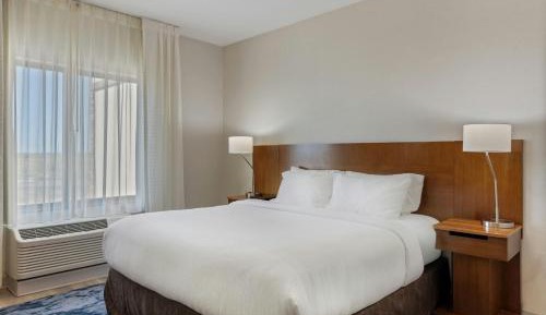 King Room with Roll-In Shower - Mobility Accessible