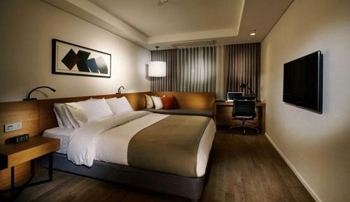 Standard Room with One Double Bed and One Single Bed