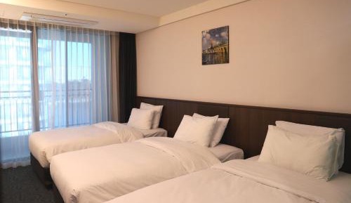 Standard Triple (Balcony Partial Ocean view)