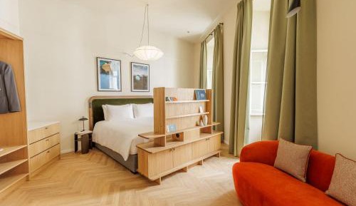 Wilde Superior Bedroom