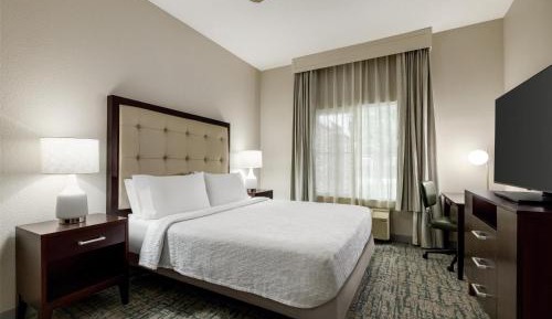 King Suite with Accessible Tub - Mobility and Hearing Access/Non-Smoking
