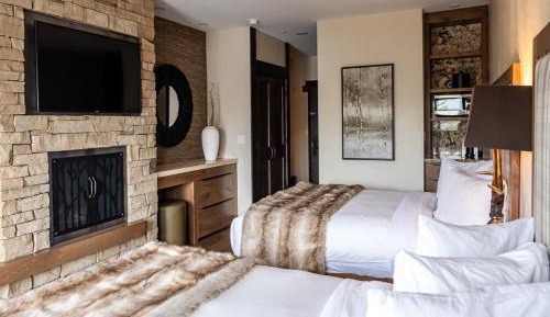 Queen Room with Two Queen Beds with No View - Ground Floor