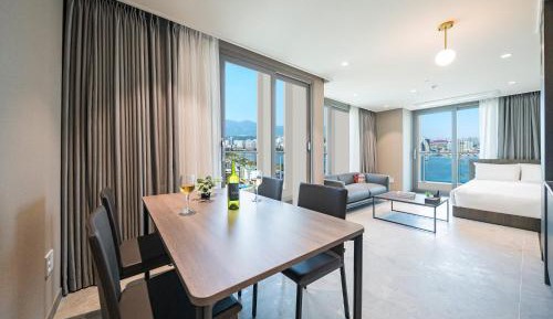 Ocean Lakeview Corner Suite