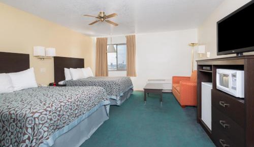Deluxe Room with Bathtub with Grab Bars - Mobility Accessible - Non-Smoking