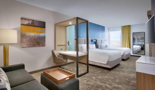 Queen Suite with Two Queen Beds, High Floor and Trundle Sofa