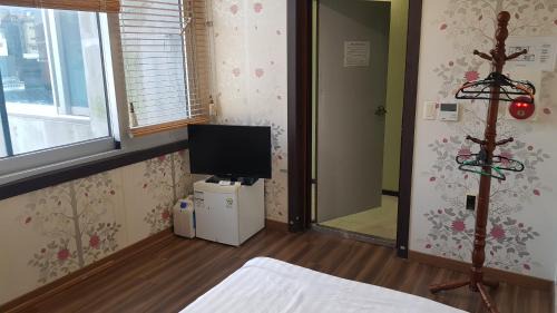 Standard Single Room with Shared Bathroom