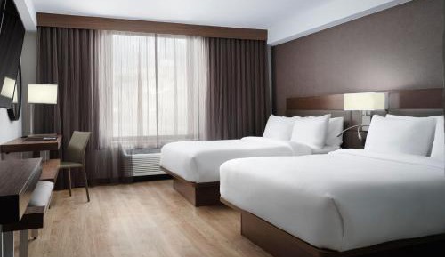 Queen Room with Two Queen Beds and Roll-In Shower - Mobility Access/Hearing Accessible