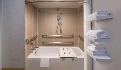 King Room with Bath Tub - Mobility Access