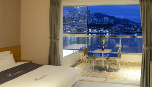 Suite Family Room - Ocean View