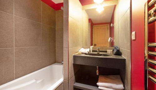 One-Bedroom Apartment with Sleeping Alcove (6 People)