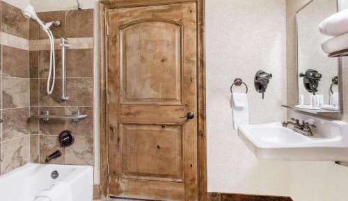 Queen Room - Mobility Access/Non-Smoking