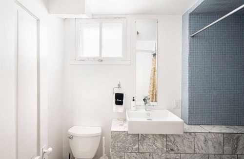 Congress Park Apartment | Remodeled Guest Suite I 5-star Location I Sleeps 4