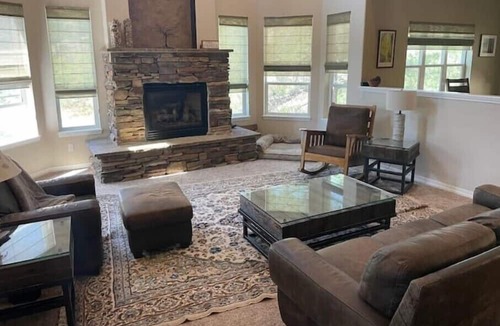 Northwest Colorado Springs House | 4BR mountain retreat, private Hot Tub, Close to Town