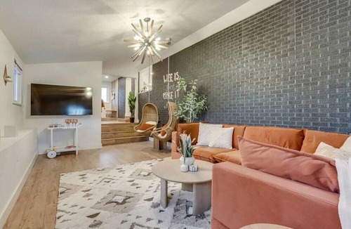 Barths House | Spacious 3 BR|Hot Tub|Close to DT Denver