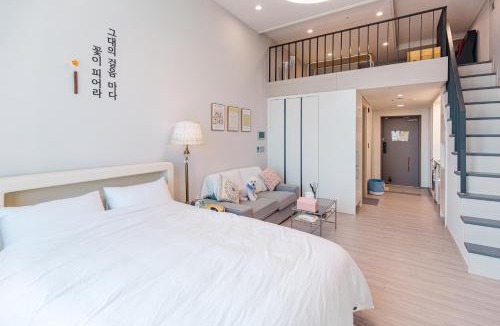 Yeosu Bed & Breakfast | Ocean Castle Suite