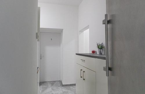Simmering Apartment | Enkplatz U3 Getaway: Affordable 5-BR Shared Apartment