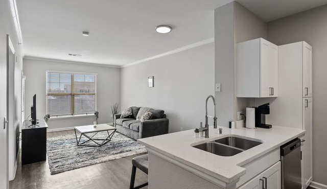 Adorable 1BR Englewood Apartment w/Pool & Hot Tub