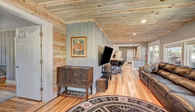 House in downtown Evergreen. 3 bedrooms, sleeps 7