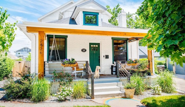 Gorgeous remodeled Bungalow with front and backyard space- walk to restaurants!