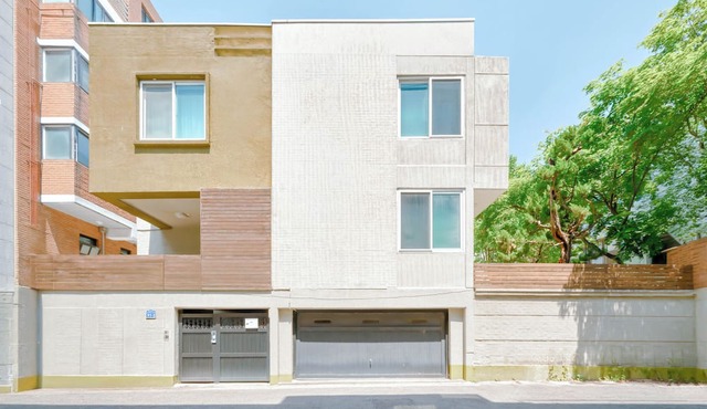 Luxury Hongdae Mansion w/Garden & 7 Showrooms - Ideal for Large Families