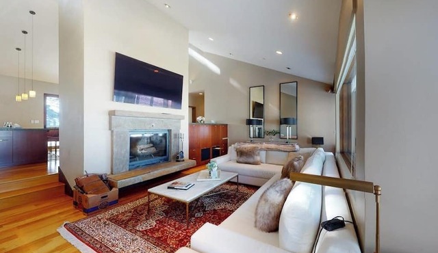 Luxury home with private hot tub - mountain views, gourmet kitchen & fireplace