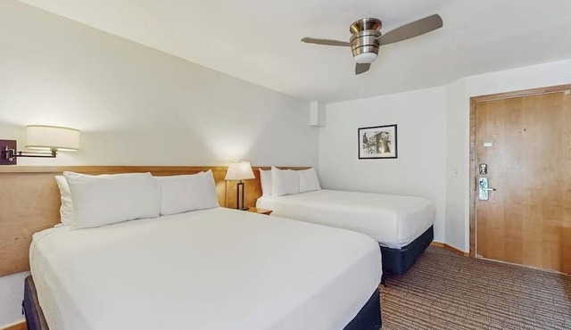 Main Street stay - pool & hot tub - walk to lifts, dog-friendly, balcony
