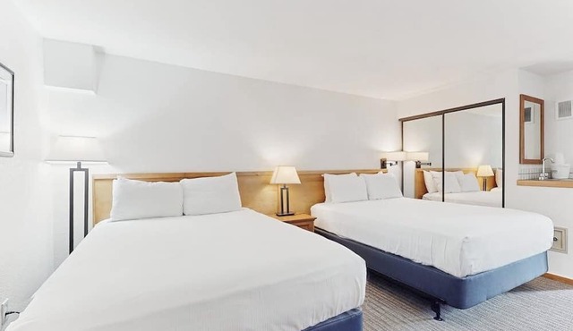 Main St. room - pool & hot tub - walk to lifts, dog-friendly, balcony