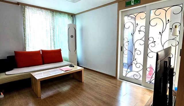Stay JoyㅡSpacious HomeㅡWalk to Gyeongbokgung & BukchonㅡHeart of Seoul